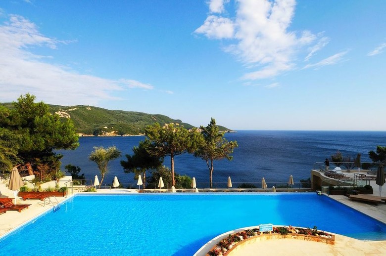 Akrotiri Hotel