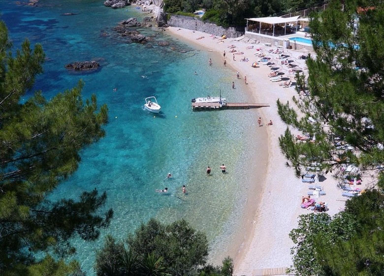 Akrotiri Hotel