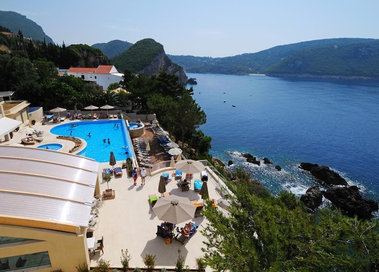 Akrotiri Hotel