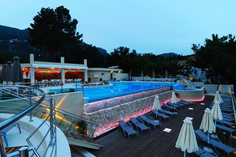 Akrotiri Hotel
