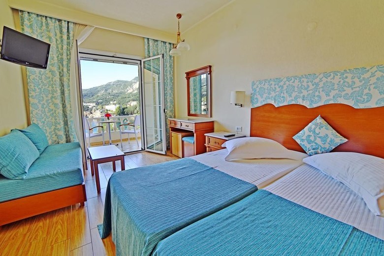 Akrotiri Hotel