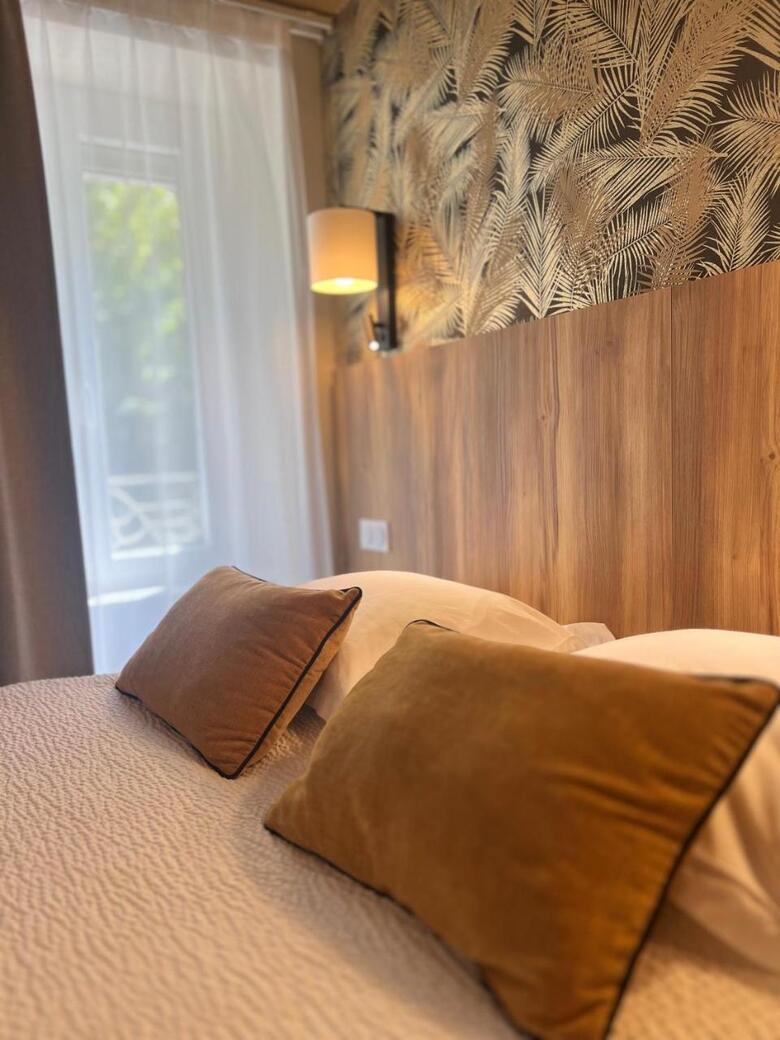 Hotel Azal�es