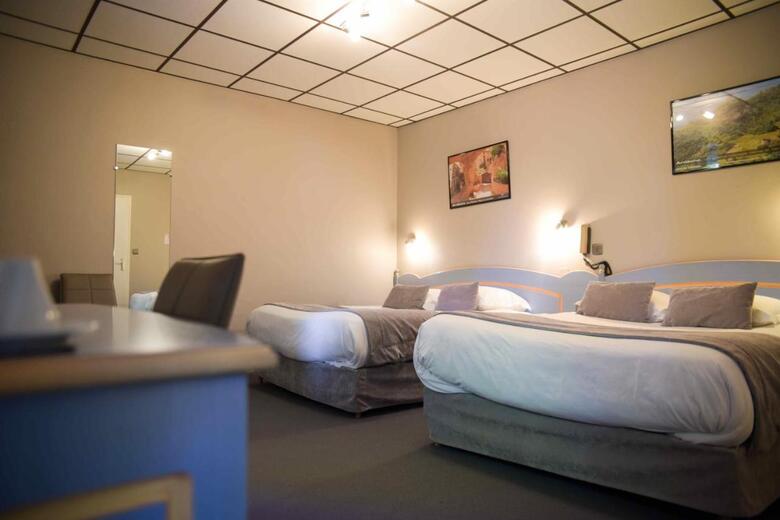 Hotel Azal�es