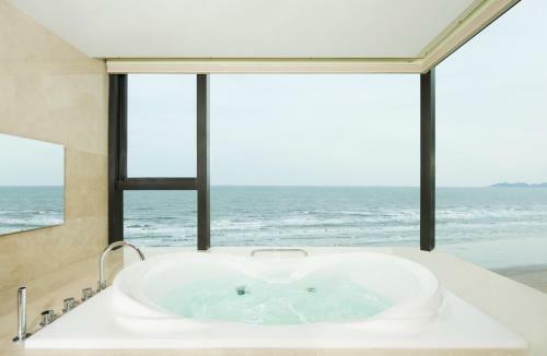 Hotel Sheraton Yantai Golden Beach Resort