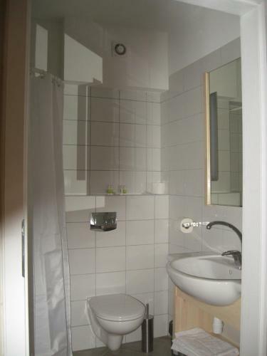Hostal 5a Hotel Services
