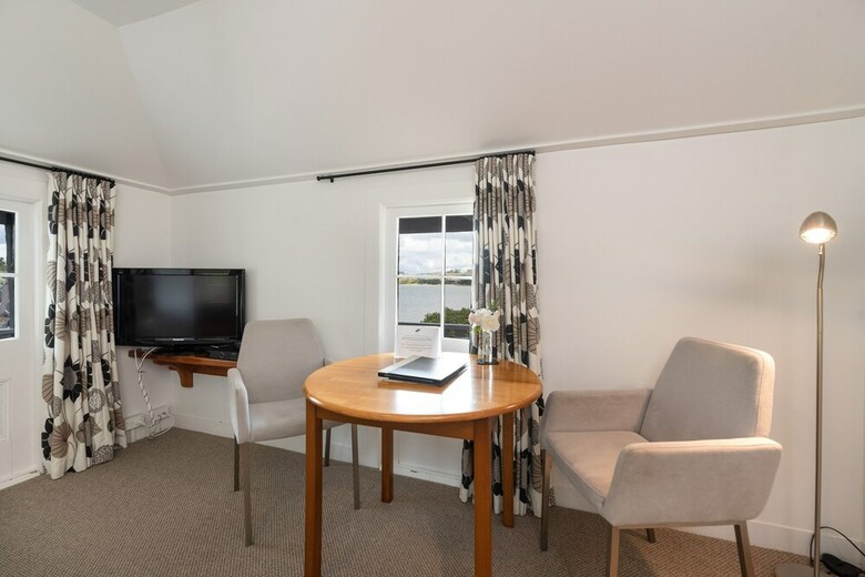 The Old Oak Boutique Hotel
