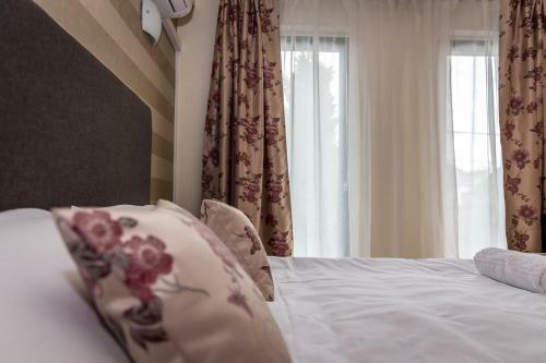 Hostal May Art Residence