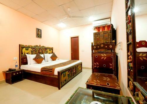 Hotel Anand Lok