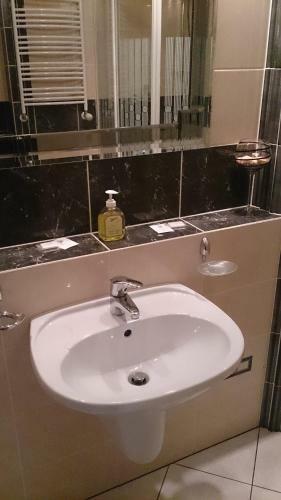 Hostal Metro Budget Place - Arkadia City Center