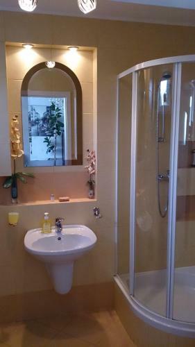 Hostal Metro Budget Place - Arkadia City Center