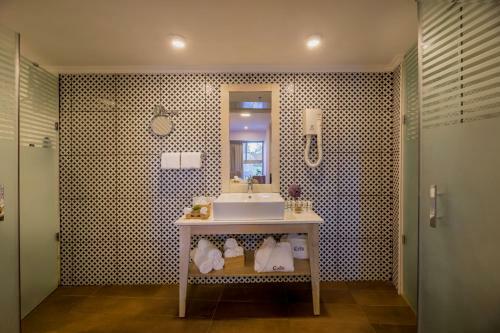 C Hotel Neve Ilan