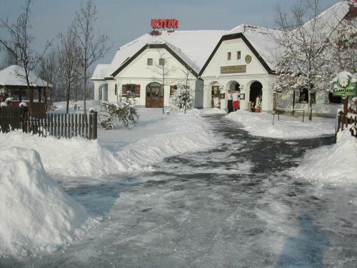 Hotel Gastland M1 Restaurant & Conference Center