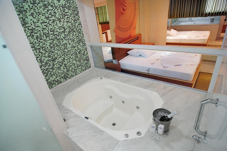 Motel Mambo - Adults Only
