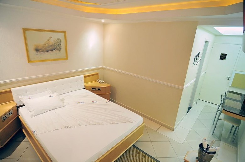 Motel Mambo - Adults Only
