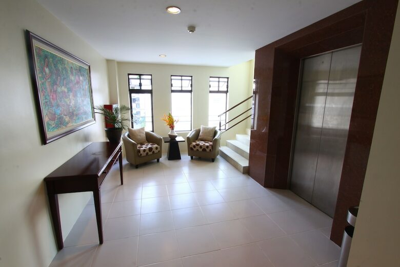 Hotel Home Crest Residences
