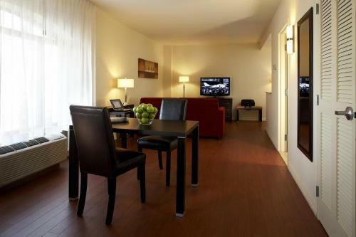 Hotel Holiday Inn Express Montreal Airport