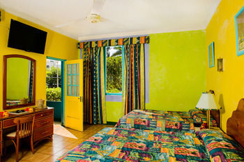 Hotel Doctors Cave Beach