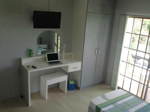 Bed & Breakfast Sir Nico Guesthouse And Resort