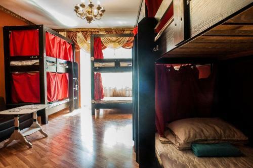 Like Hostel