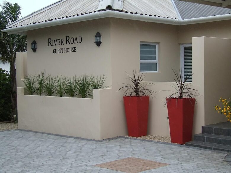 Hostal River Road Guest House