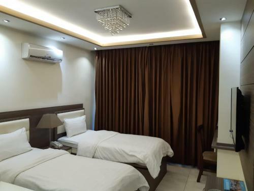 Seven Days Hotel
