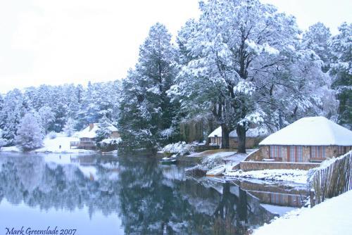 Hotel Lake Naverone Holiday Cottages