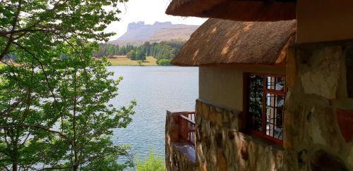 Hotel Lake Naverone Holiday Cottages
