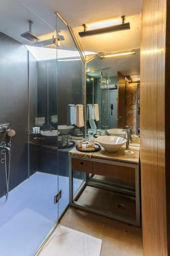 Mana Hotels
