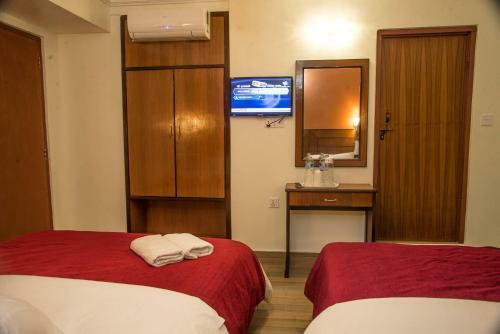 Hotel Silver Oaks Inn