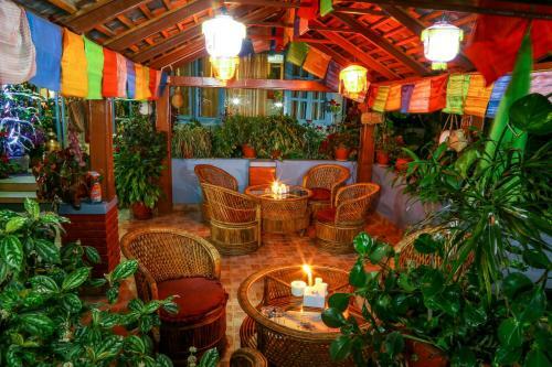 Hotel Silver Oaks Inn