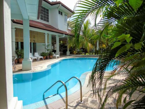 Rumah Putih Bed & Breakfast Near Klia & Klia 2