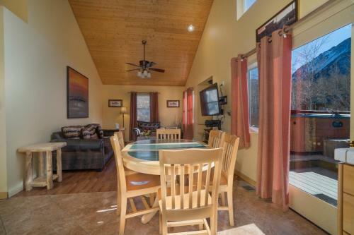 Hotel Convict Lake Resort