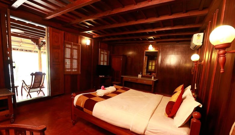 Hotel Kondai Lip Backwater Heritage Resort