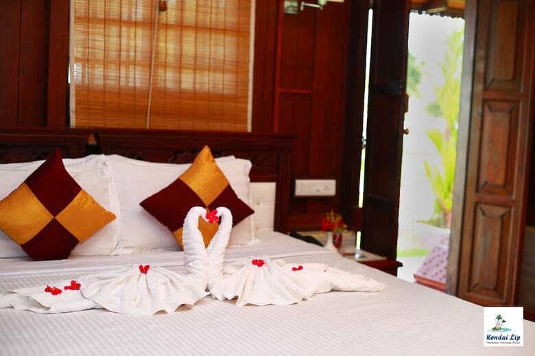 Hotel Kondai Lip Backwater Heritage Resort