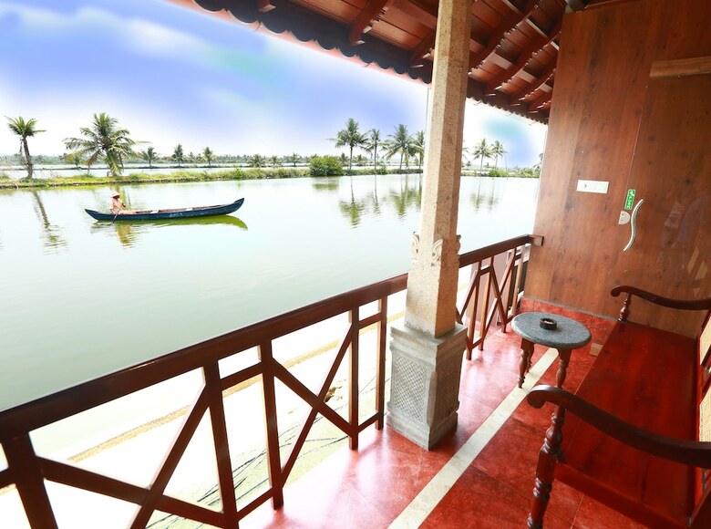 Hotel Kondai Lip Backwater Heritage Resort