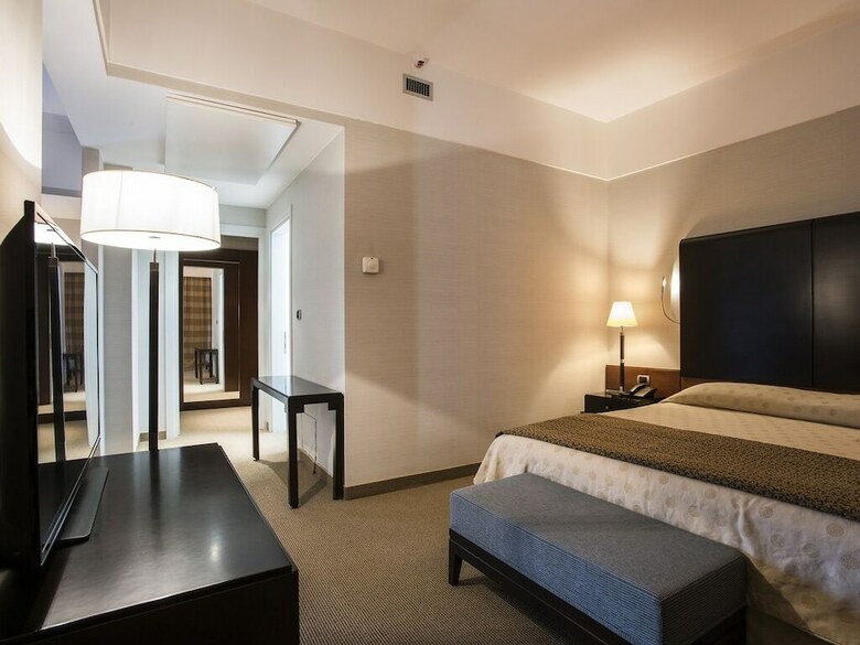 Flyon Hotel & Conference Center
