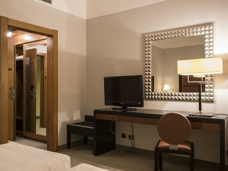 Flyon Hotel & Conference Center