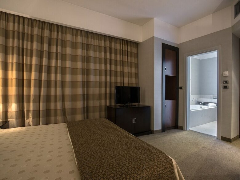 Flyon Hotel & Conference Center