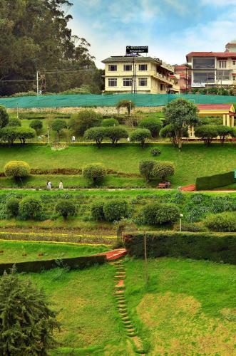 Hotel Alwoodland Residency