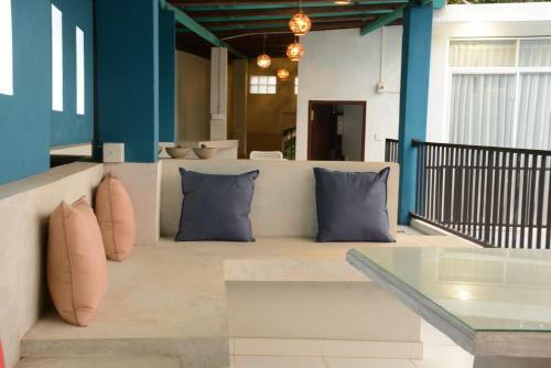 Villa Baywatch, Rumassala