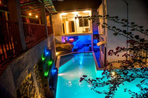 Villa Baywatch, Rumassala