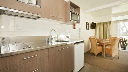 Hananui Lodge And Apartments