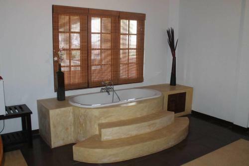 Solomon Beach Hotel