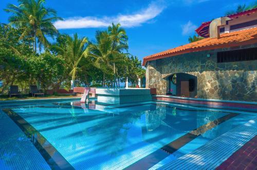 Hotel Las Olas Beach Resort