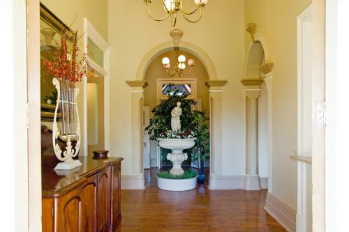 Hotel Hermitage Hill Country Retreat