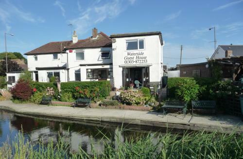 Hostal Waterside Guesthouse