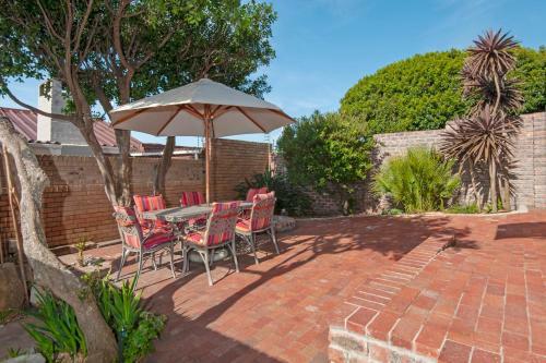 Hostal White Shark Guest House