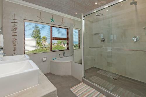 Hostal White Shark Guest House