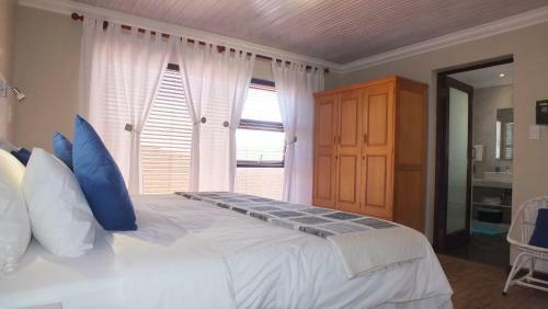 Hostal White Shark Guest House