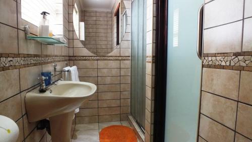 Hostal White Shark Guest House
